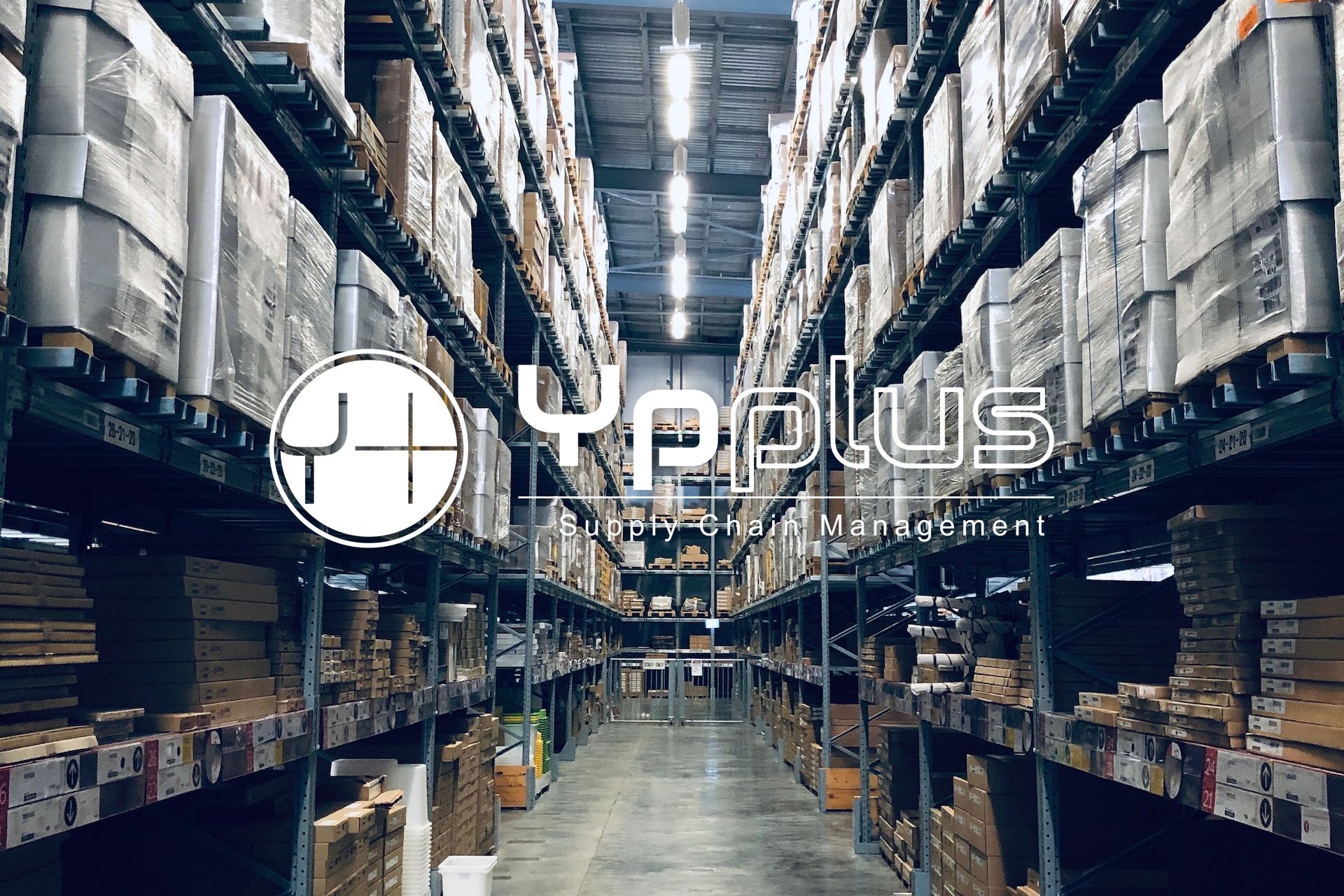 Prenez contact avec nous ! Logo Ypplus sur un fond de racks
